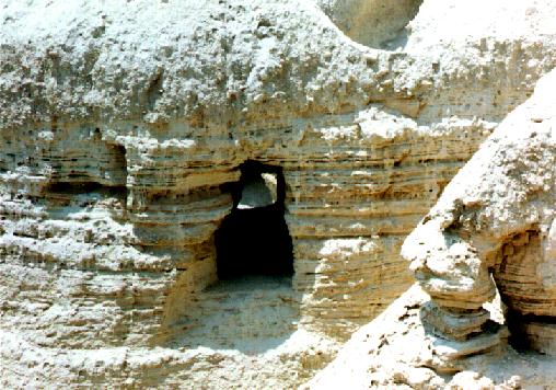 PH 1QUMRAN22: QUMRAN CAVE 4 CLOSE W/TITLE %